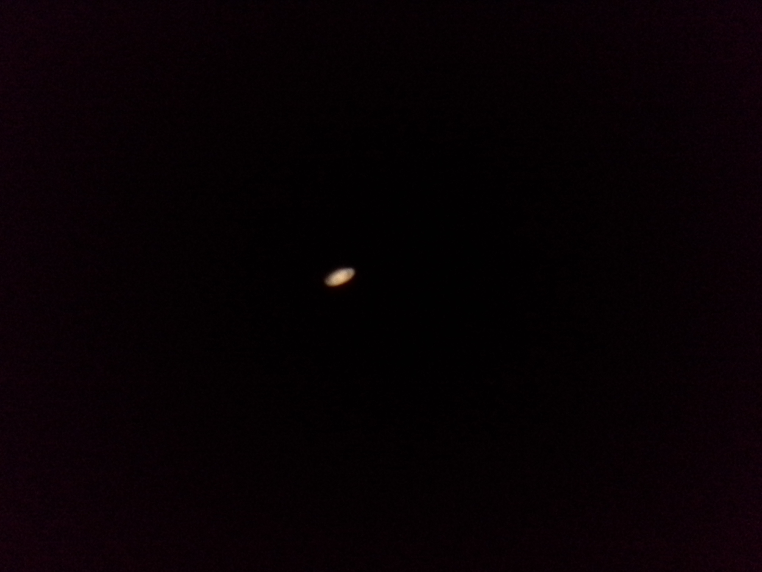 Saturno...con 10mm e barlow 2x la più a fuoco che sono riuscito a fare(colpa del cellulare, nell'oculare i bordi erano netti)