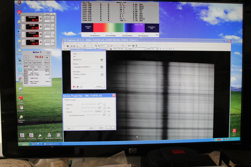 La schermata di PC col software dello spettroscopio e quello della camera, una IS DMK 41