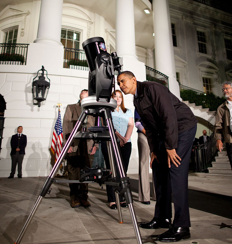 Barack_Obama_looks_through_a_telescope.jpg